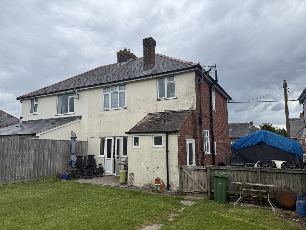 Lot: 156 - FREEHOLD HOUSE FOR INVESTMENT - Rear elevation of property